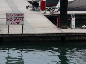 no wake sign on pier used for boat rentals