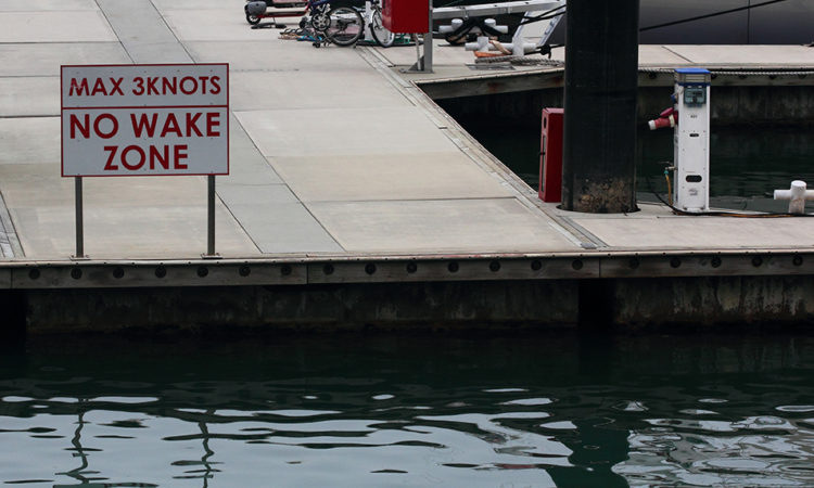 no wake sign on pier used for boat rentals