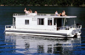 family using houseboat rentals on lake shasta