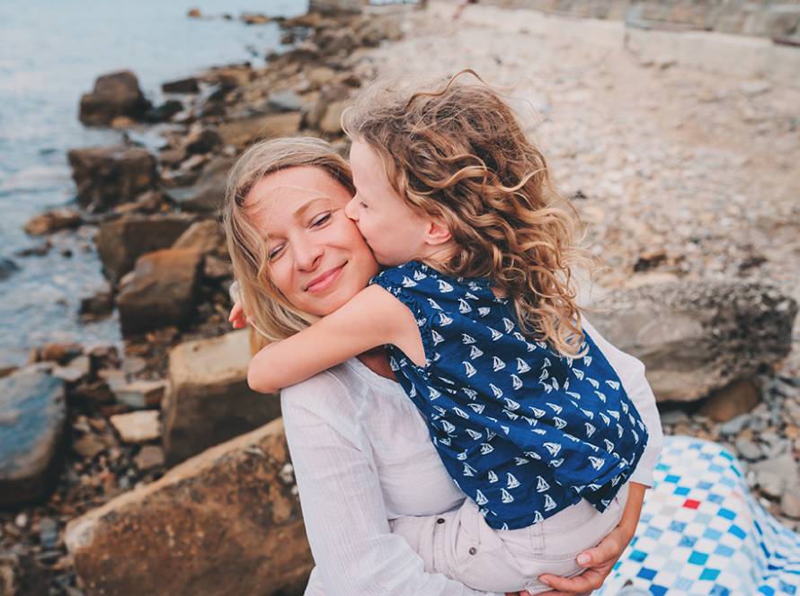 mom daugher picnic on shasta lake shore