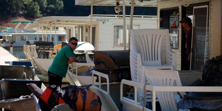 men returning houseboat rentals