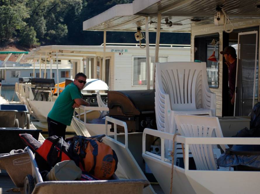 men returning houseboat rentals